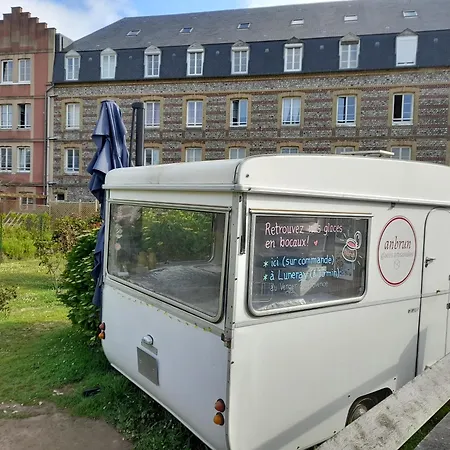 Les Pieds Dans La Apartment *